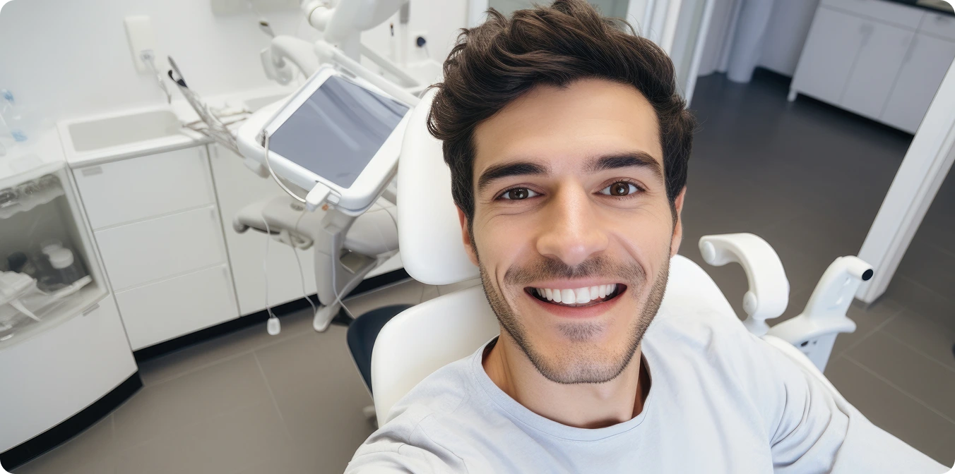 Imagen de cliente sonriendo con confianza tras un tratamiento dental
